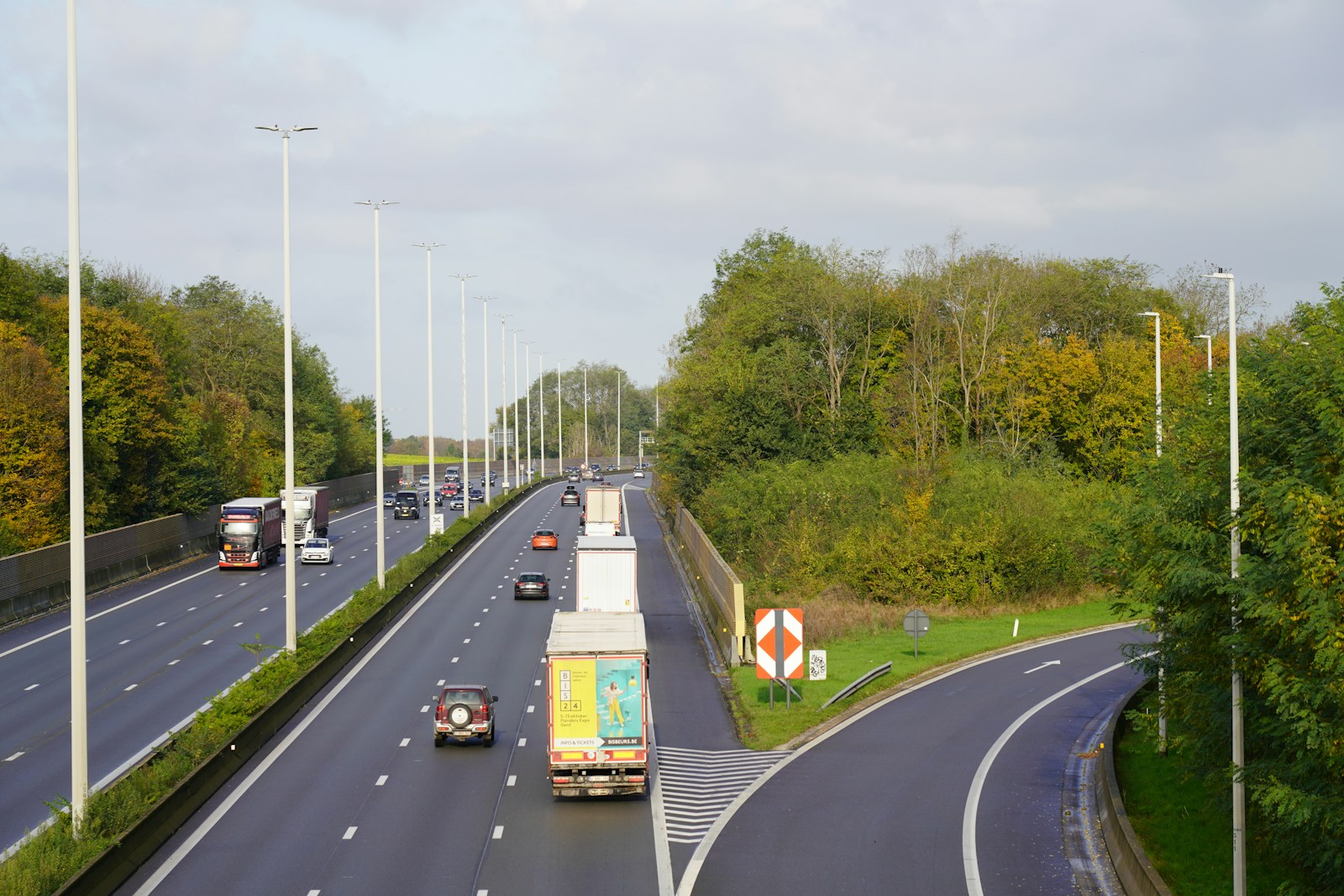 Verkeer op een Belgische snelweg bij Wezembeek-Oppem, als illustratie bij een tankrit over de grens