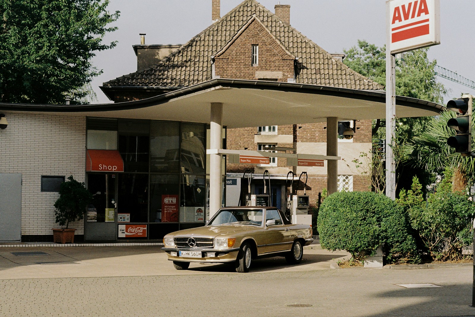 Klassieke Mercedes bij een AVIA-tankstation in Keulen, Duitsland