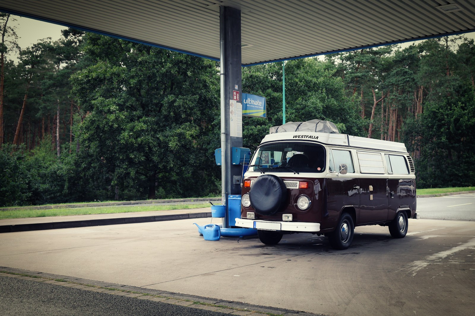Volkswagen-busje bij een Aral-tankstation in Duitsland