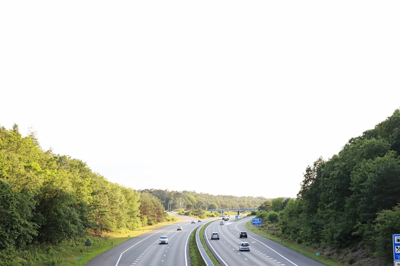 Snelweg tussen de bossen bij Nunspeet op de Veluwe